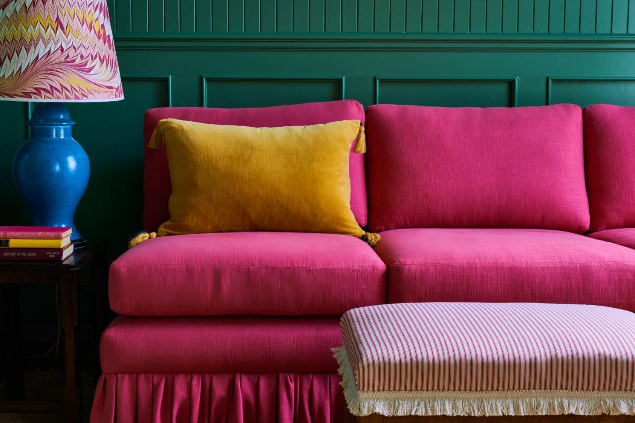 The Mitre, Hampton Court Hotel Kingston upon Thames  Exterior foto A sofa upholstered in velvet