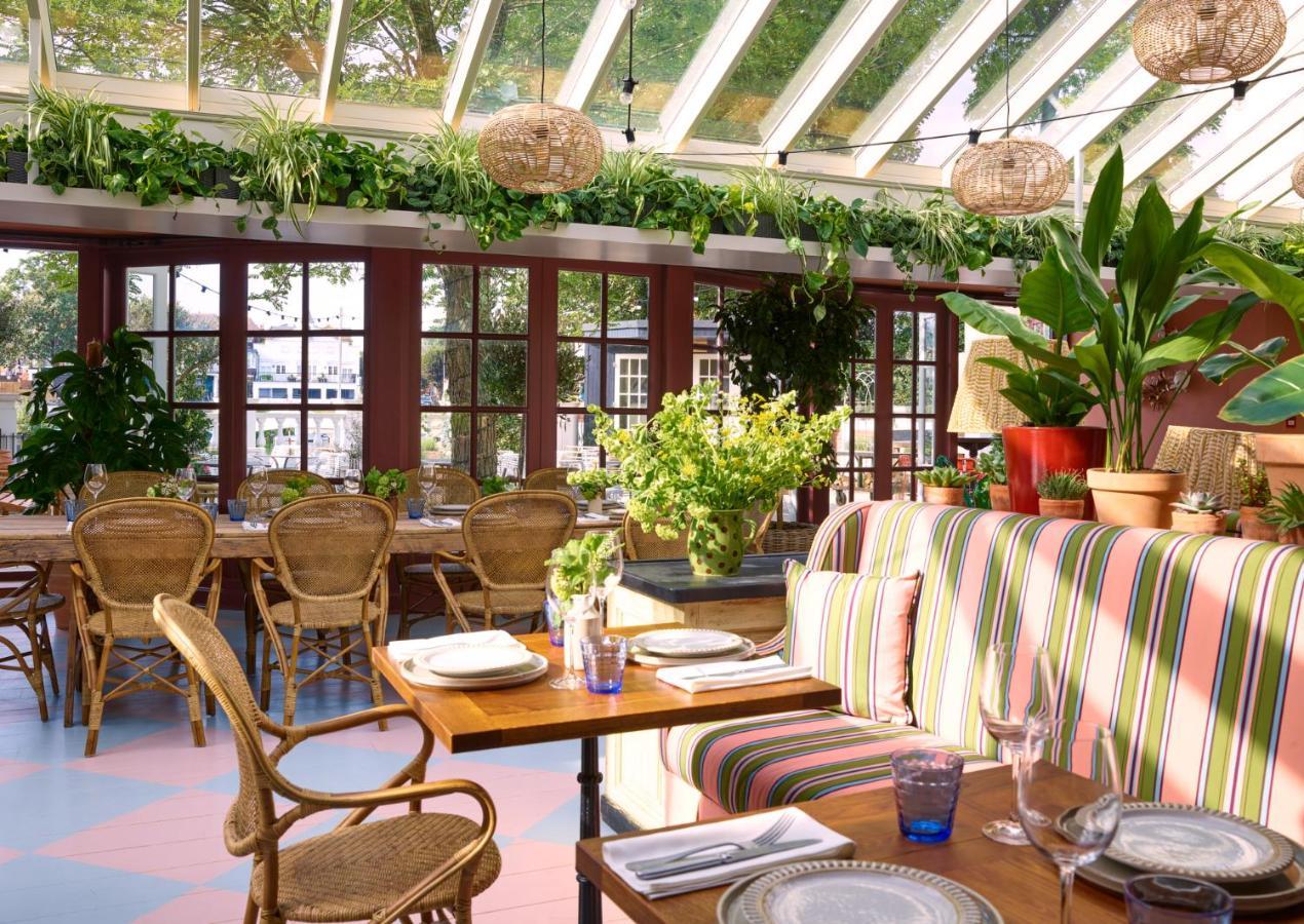 The Mitre, Hampton Court Hotel Kingston upon Thames  Exterior foto Interior of the restaurant