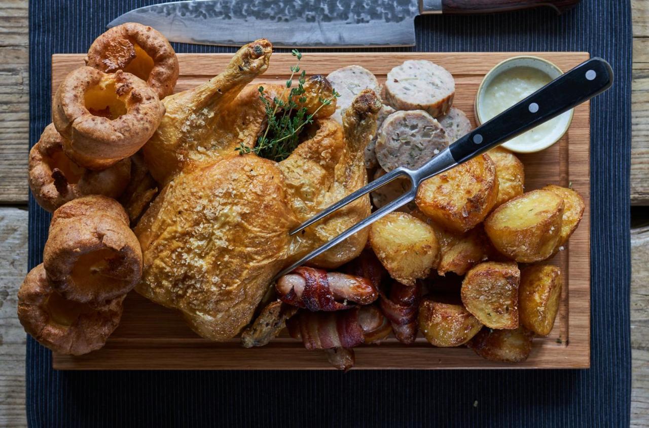 The Mitre, Hampton Court Hotel Kingston upon Thames  Exterior foto Sunday roast