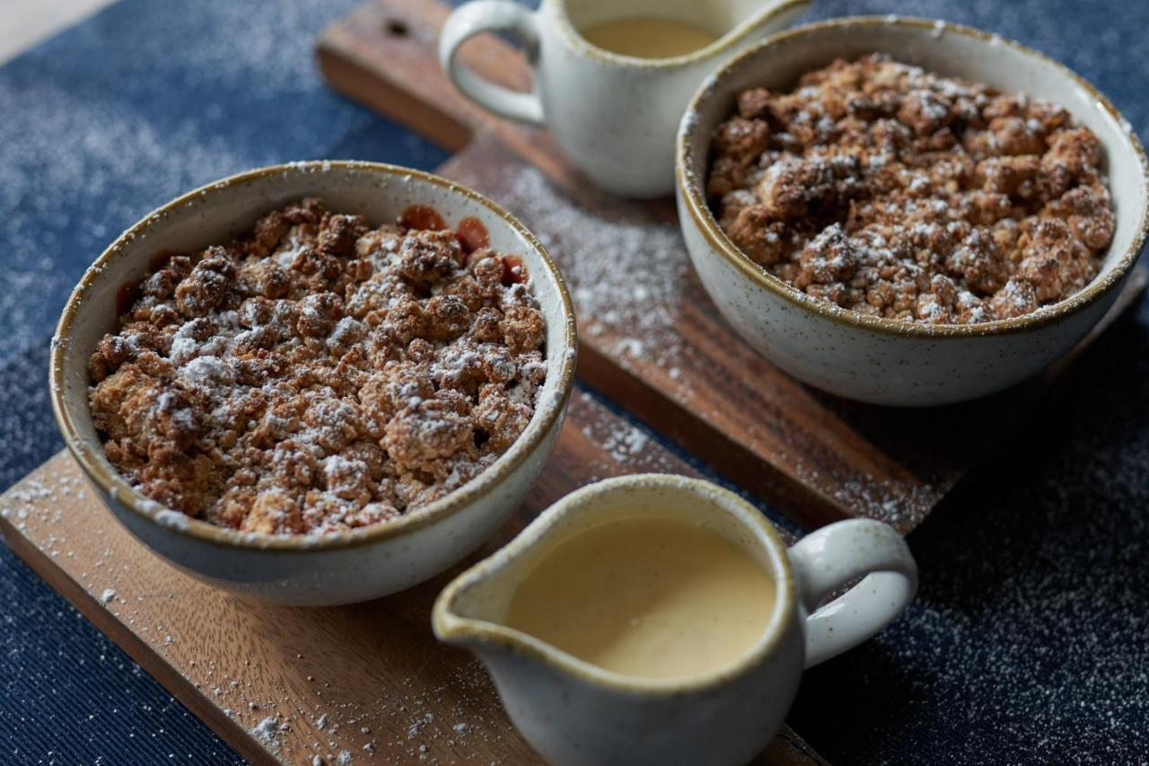 The Mitre, Hampton Court Hotel Kingston upon Thames  Exterior foto Apple and plum crumble
