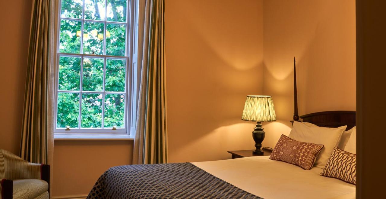 The Mitre, Hampton Court Hotel Kingston upon Thames  Exterior foto A bedroom at the hotel