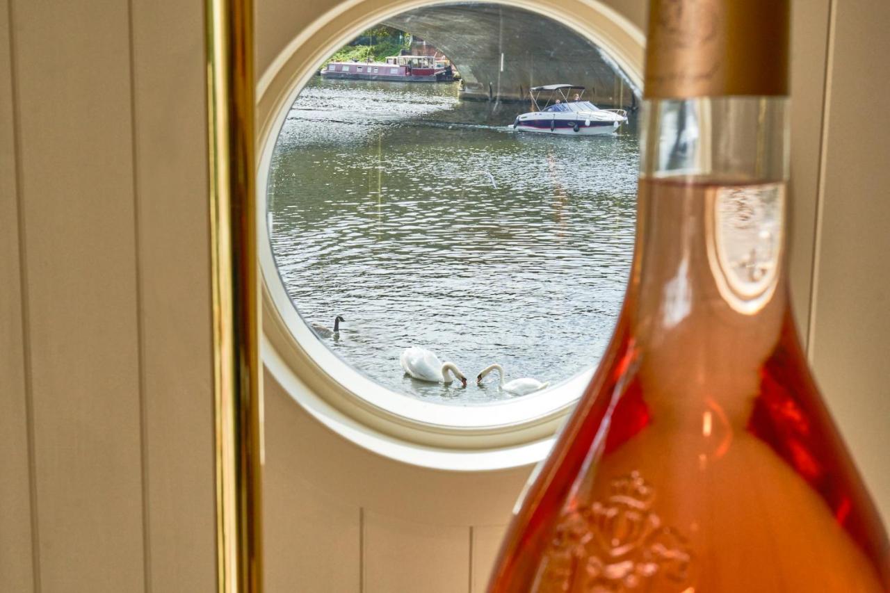 The Mitre, Hampton Court Hotel Kingston upon Thames  Exterior foto A view of the River Thames from the window of a bedroom at The Swan