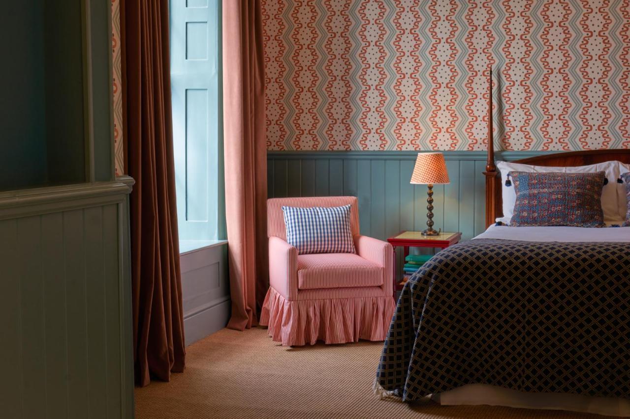 The Mitre, Hampton Court Hotel Kingston upon Thames  Exterior foto A bedroom at The Mitre