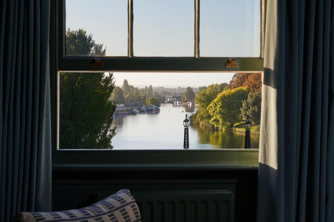 The Mitre, Hampton Court Hotel Kingston upon Thames  Exterior foto View of the River Thames from the window of a room at the hotel