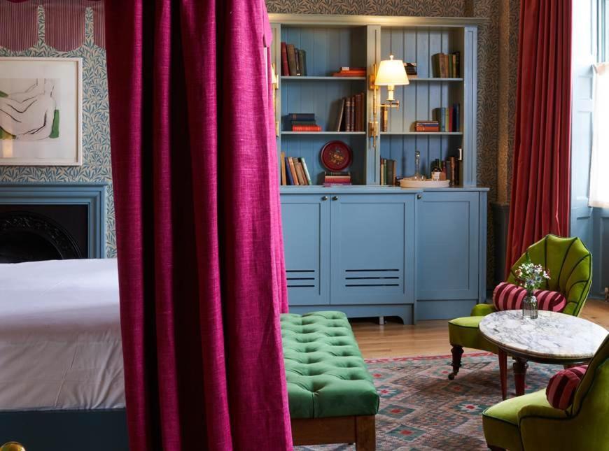 The Mitre, Hampton Court Hotel Kingston upon Thames  Exterior foto A room at the Hotel