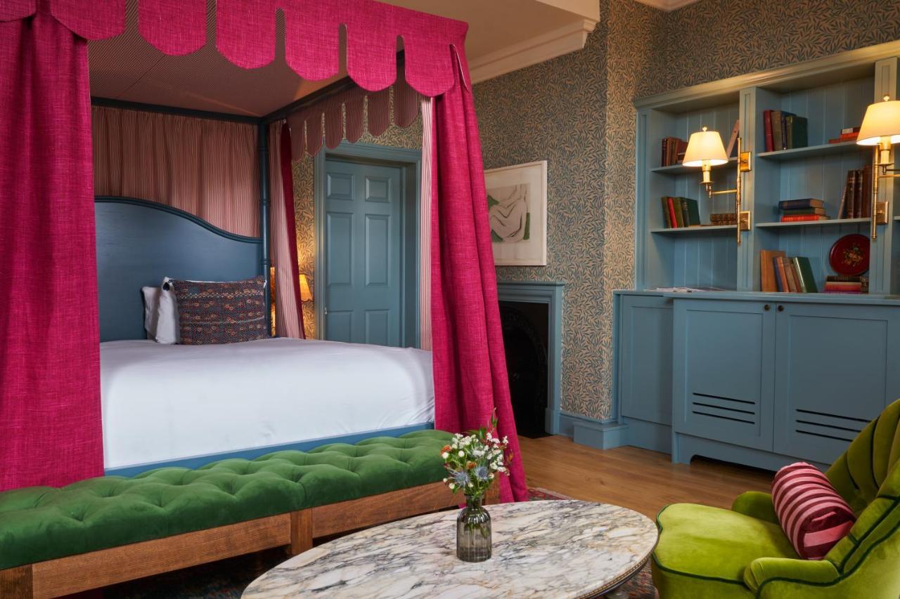 The Mitre, Hampton Court Hotel Kingston upon Thames  Exterior foto A bedroom at The Mitre