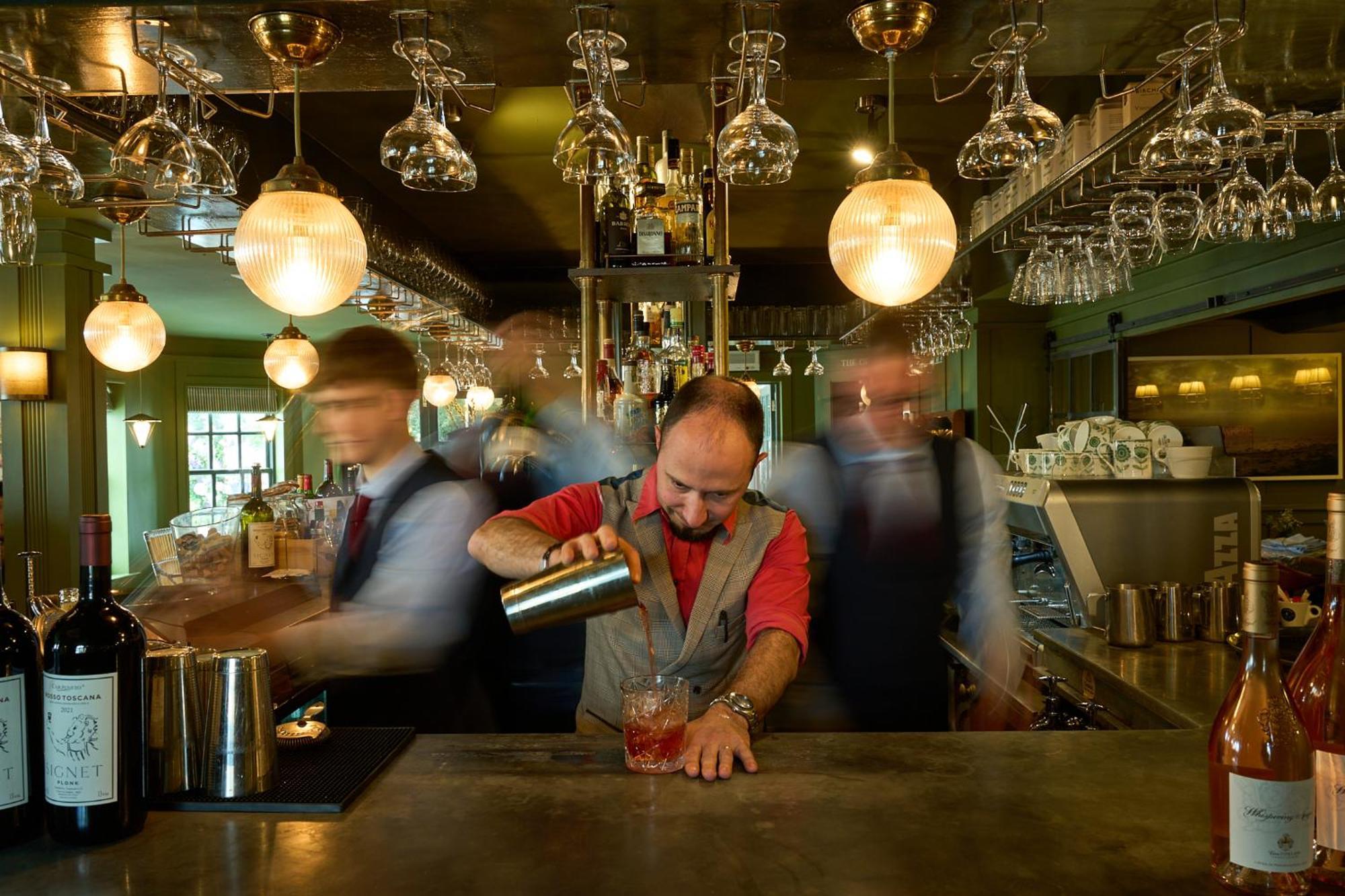 The Mitre, Hampton Court Hotel Kingston upon Thames  Exterior foto A bartender at work