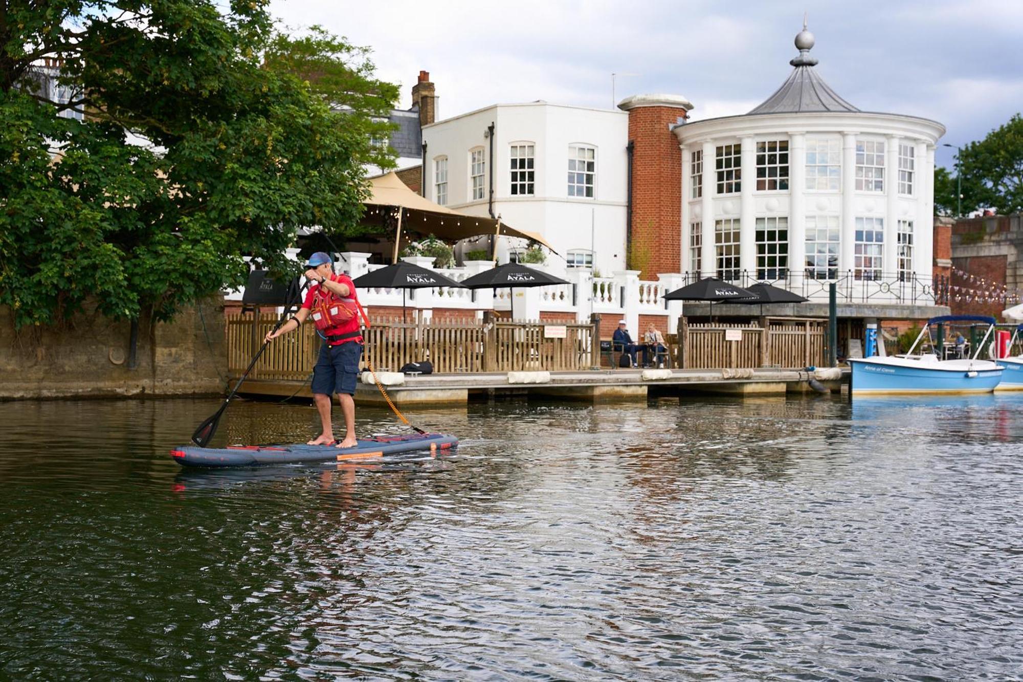 The Mitre, Hampton Court Hotel Kingston upon Thames  Exterior foto Stand Up Paddle Boarding on the River Wey