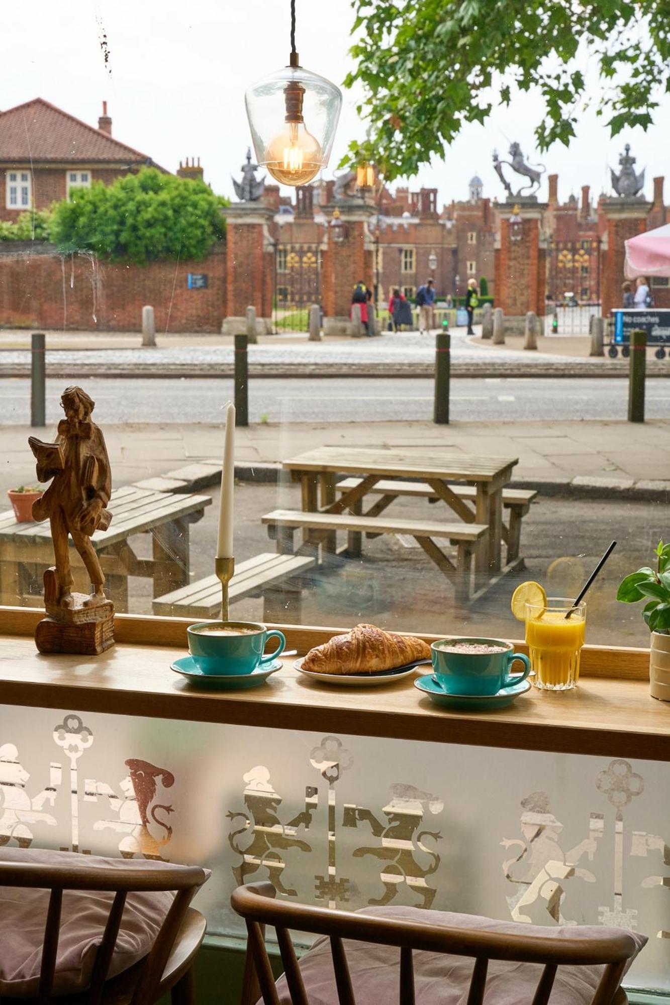 The Mitre, Hampton Court Hotel Kingston upon Thames  Exterior foto The view from the window of the café