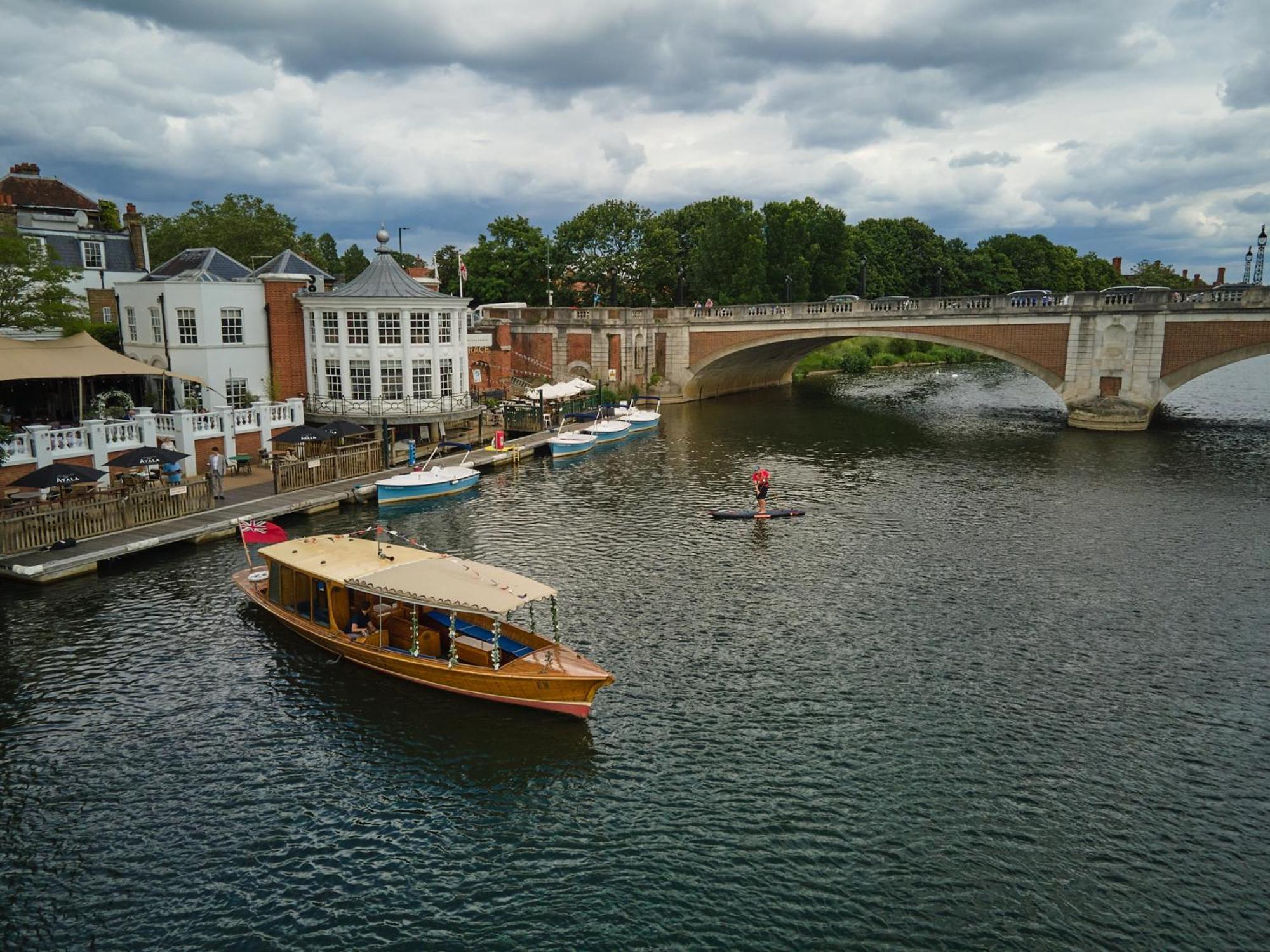 The Mitre, Hampton Court Hotel Kingston upon Thames  Exterior foto The River Wey at Farnham