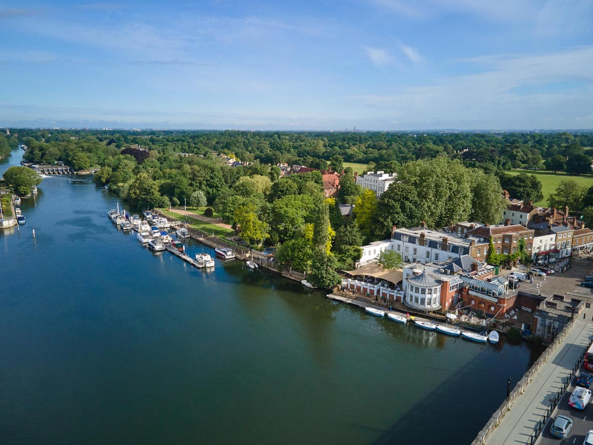 The Mitre, Hampton Court Hotel Kingston upon Thames  Exterior foto The River Wey at Farnham
