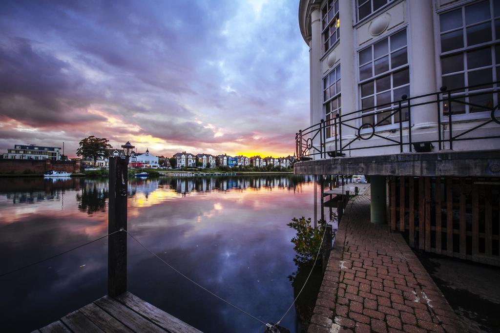The Mitre, Hampton Court Hotel Kingston upon Thames  Exterior foto Sunset at the Marina