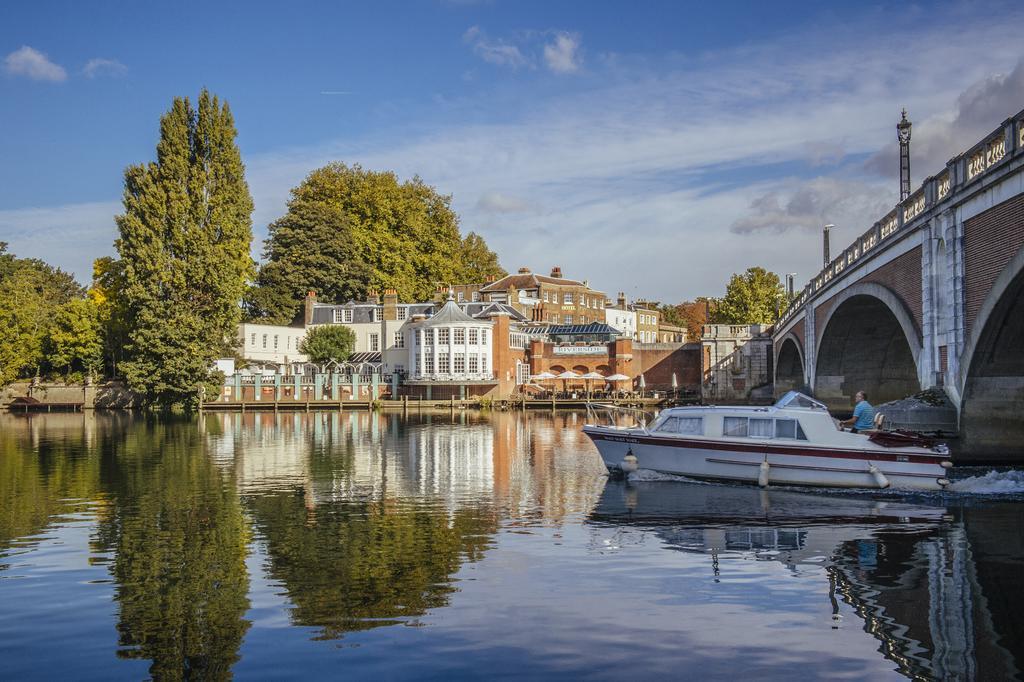 The Mitre, Hampton Court Hotel Kingston upon Thames  Exterior foto The River Wey at Farnham