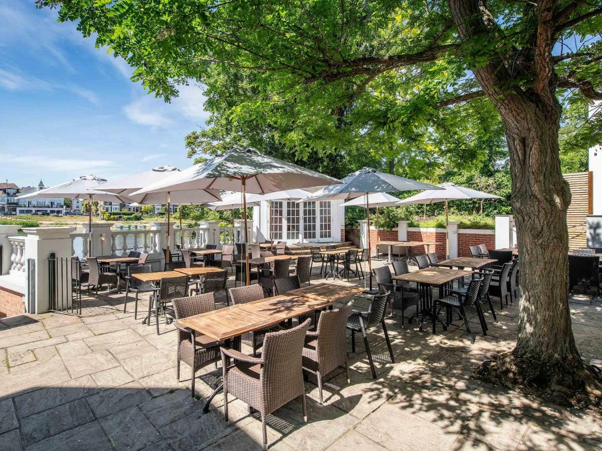 The Mitre, Hampton Court Hotel Kingston upon Thames  Exterior foto The outdoor seating area at The Old Mill